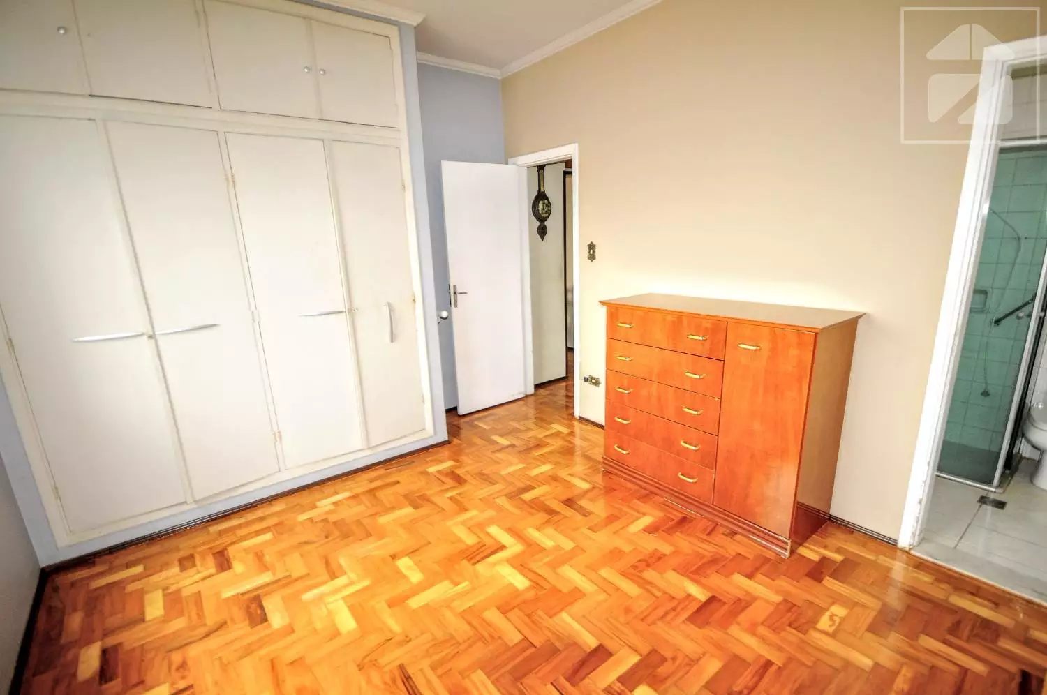 Sala de apartamento bem iluminada