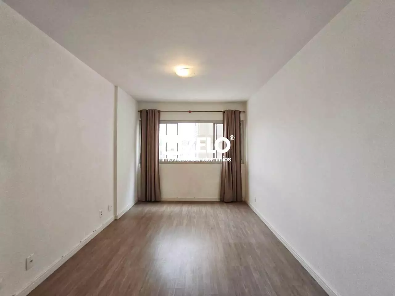 Sala de apartamento bem iluminada