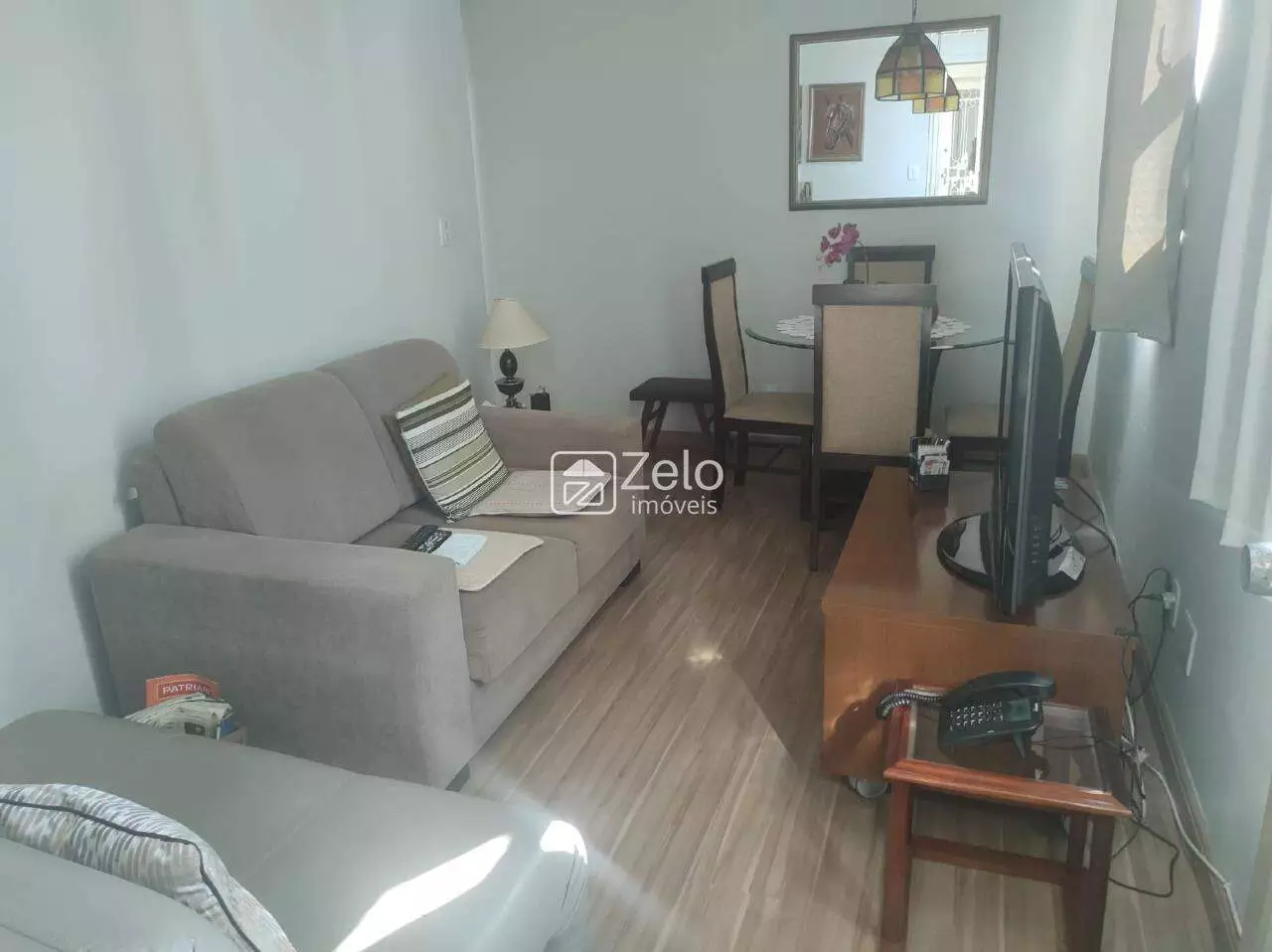 Sala de apartamento bem iluminada