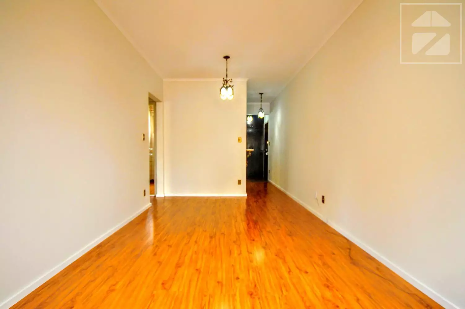 Sala de apartamento bem iluminada