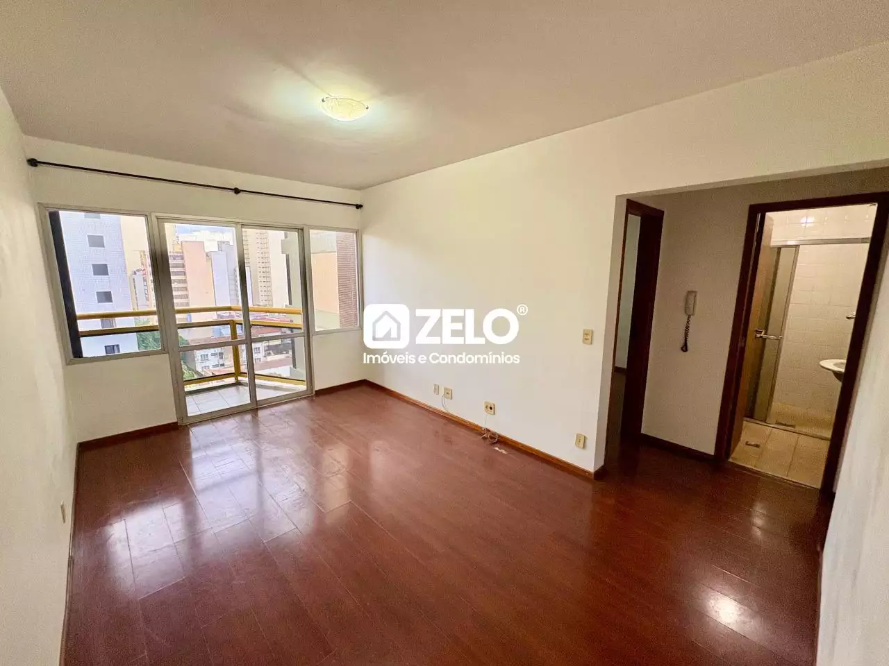 Sala de apartamento bem iluminada
