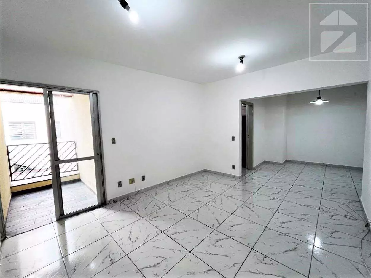 Sala de apartamento bem iluminada