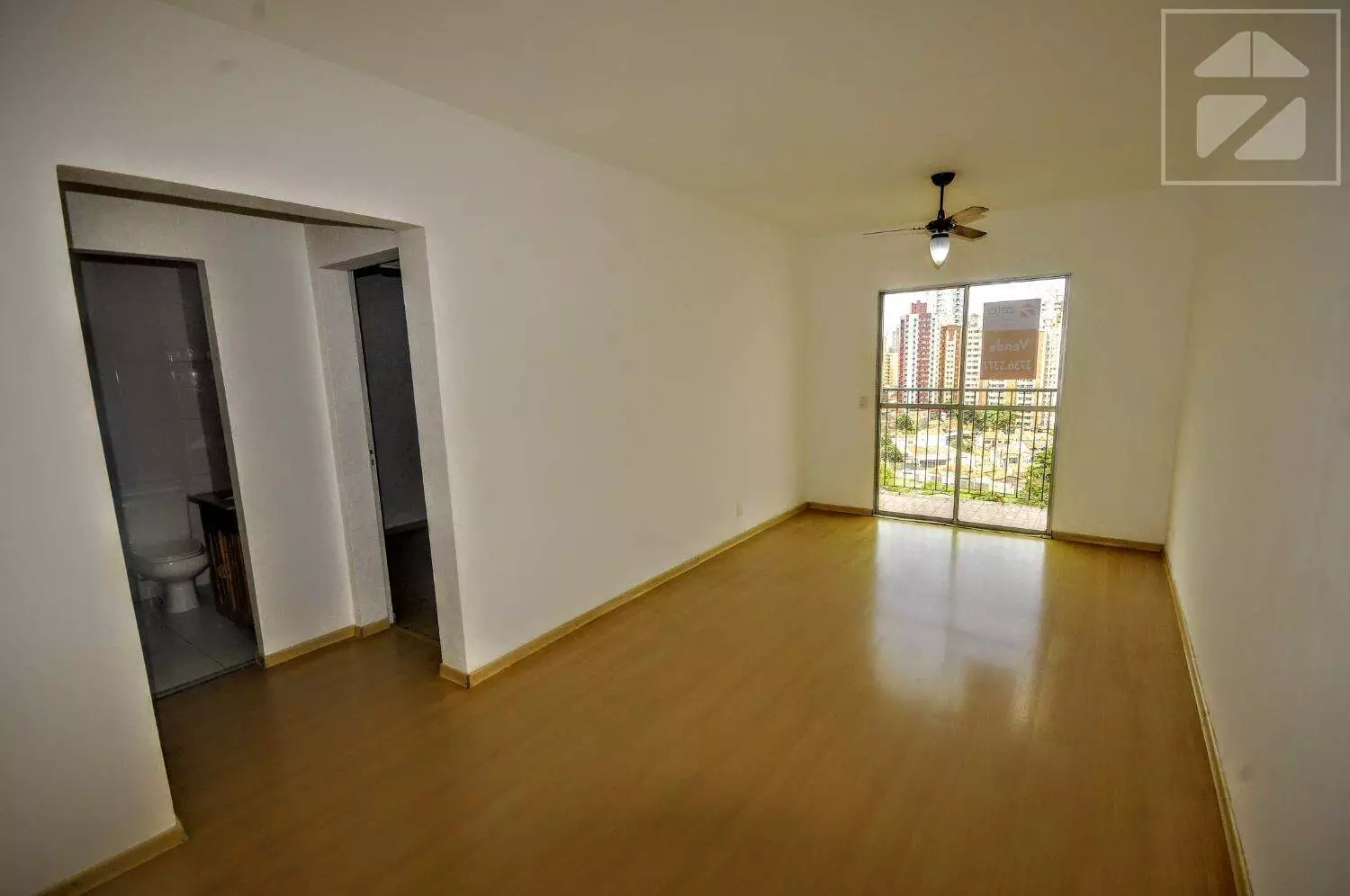 Sala de apartamento bem iluminada
